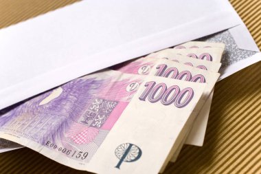 Çek Ekonomi ve Finans - Çek taç banknot bir zarf içinde - rüşvet ve yolsuzluk kavramı