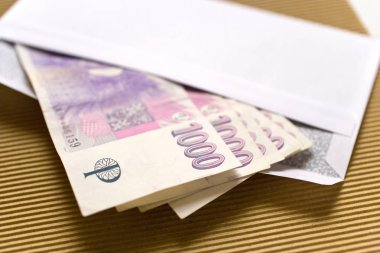 Çek Ekonomi ve Finans - Çek taç banknot bir zarf içinde - rüşvet ve yolsuzluk kavramı