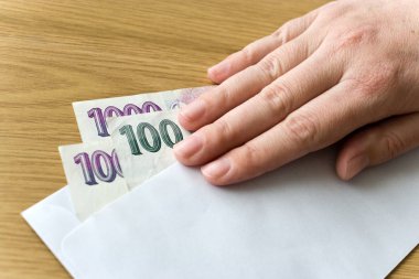 Çek Ekonomi ve Finans - Çek taç banknot bir zarf içinde - rüşvet ve yolsuzluk kavramı