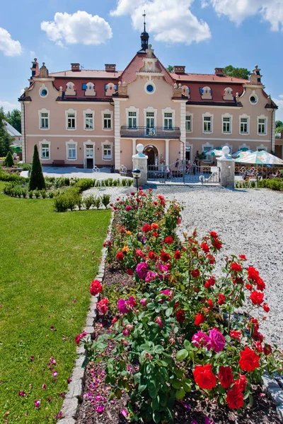 Château Berchtold de 1877 et parc avec miniatures modèles de monuments tchèques, Benice, village de Vidovice, République tchèque . — Photo