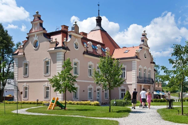 Castelo Berchtold de 1877 e parque com miniaturas modelo de marcos de checo, Benice, Vidovice aldeia, República Checa . — Fotografia de Stock