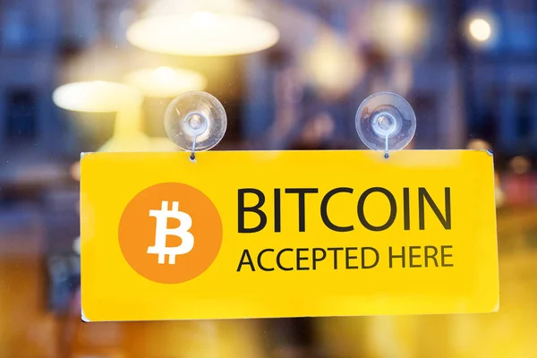 Virtual money Bitcoin cryptocurrency - Bitcoins accepted here — Stock Photo, Image