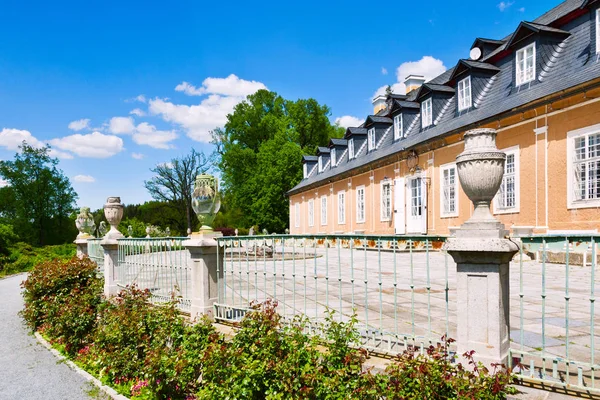 Jagdschloss im klassischen Stil Kozel, Pilsen Region, Westböhmen, Tschechische Republik. Schloss ist von einem großen englischen Park mit Seen umgeben. — Stockfoto