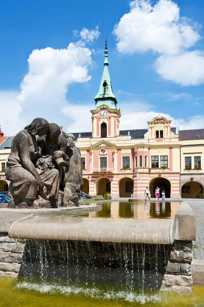 REPÚBLICA CHECA, MELNIK - APR 27, 2016: Praça principal com câmara municipal e escultura de Vincent Makovsky - Vinobrani, cidade Melnik, República Checa — Fotografia de Stock