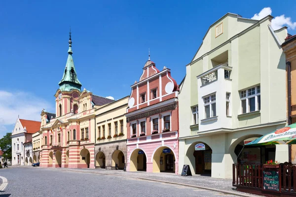 Plaza principal con ayuntamiento, ciudad Melnik, Bohemia Central, República Checa — Foto de Stock