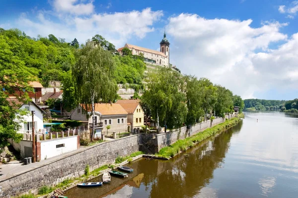 Renaissance Chateau and Church of Sts. Peter and Paul, Labe river, Melnik, Czech Republic — Stock Photo, Image