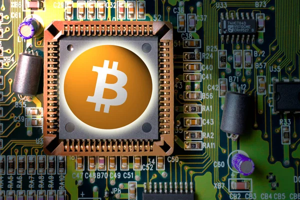 Sanal cryptocurrency ve blockchain - mali teknoloji ve internet para - devre kartı incelemesi ve sikke - bitcoin Btc — Stok fotoğraf
