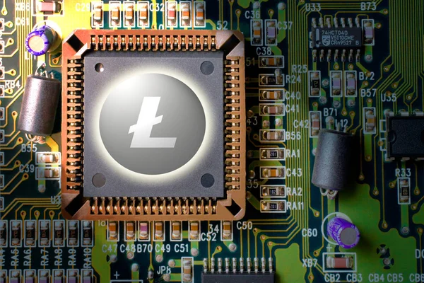 Criptomoneda virtual y blockchain - tecnología financiera y dinero de Internet - placa de circuito de minería y moneda Litecoin LTC — Foto de Stock