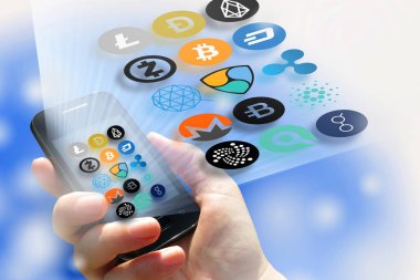 Sanal cryptocurrency - mali teknoloji ve internet para - smartphone bir el ve sikke levhalar 