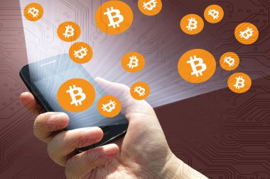 Sanal cryptocurrency - mali teknoloji ve internet para - smartphone bir el ve Bitcoin imzalamak (Btc)