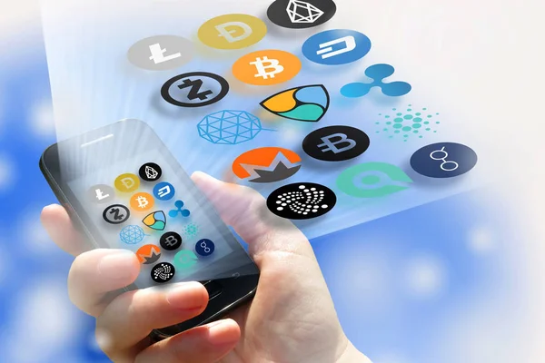 Sanal cryptocurrency - mali teknoloji ve internet para - smartphone bir el ve sikke levhalar 