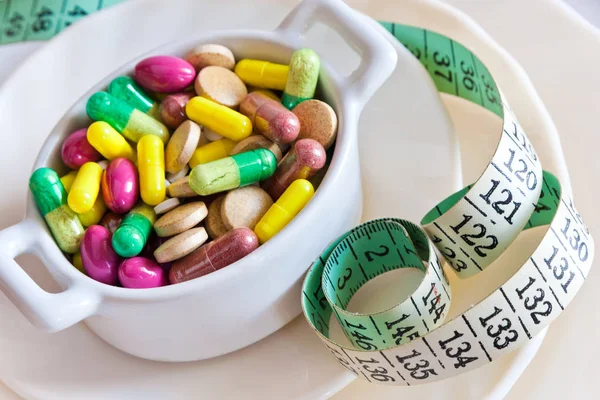 Здоровье и оздоровление - таблетки для похудания и похудения - различные таблетки в банке с измерителем — стоковое фото
