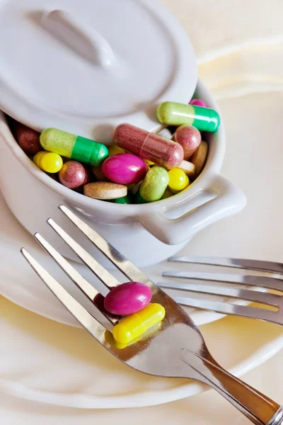 Здоровье и оздоровление - таблетки для похудания и похудения - различные таблетки в банке с вилкой — стоковое фото