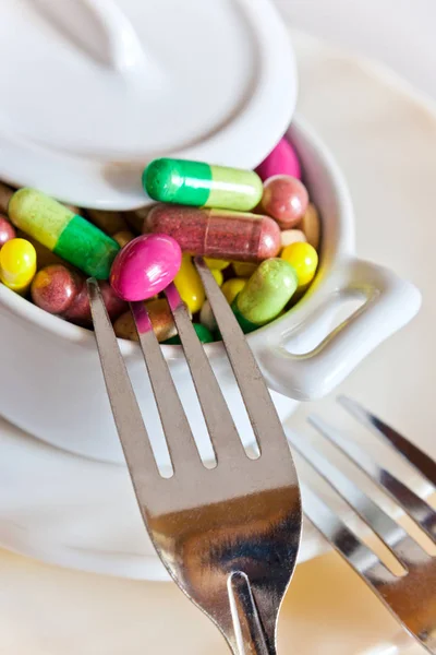 Gesundheit und Wellness - Diätpillen und Abnehmen - verschiedene Tabletten im Topf mit Gabeln — Stockfoto