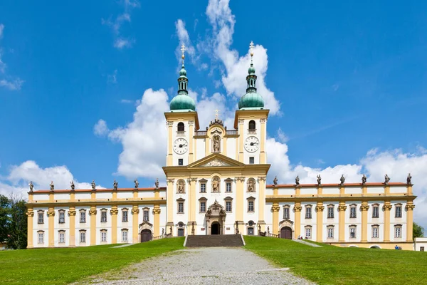 Republika Czeska, Svatý Kopeček - 9 maja 2016: Holly Hill, Kościół Nawiedzenia Najświętszej Maryi Panny, miasta Olomouc, Republika Czeska. W 1995 roku odwiedził papież Jan Paweł II. — Zdjęcie stockowe