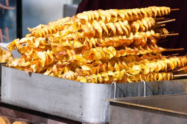  ünlü paskalya pazarı, Eski şehir meydanı, Prag, Çek Cumhuriyeti. Paskalya tatilinin geleneksel yemekleri kızarmış patatestir.