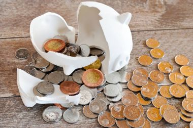 Çek Finans ve ekonomi - kumbara ve Çek taç para - paralar dışarı-in düşmüş bozuk para banka