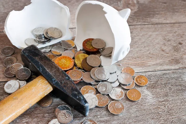 Finance et économie tchèques - Tirelire et couronne tchèque - pièces tombées de la banque de monnaie cassée avec marteau — Photo
