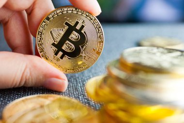 Sanal cryptocurrency - mali teknoloji ve internet para - ekonomist el bir Bitcoin, Btc tutarak
