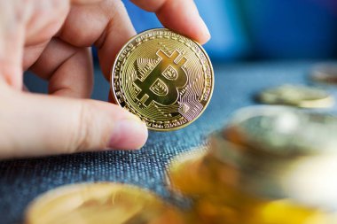 Sanal cryptocurrency - mali teknoloji ve internet para - ekonomist el bir Bitcoin, Btc tutarak