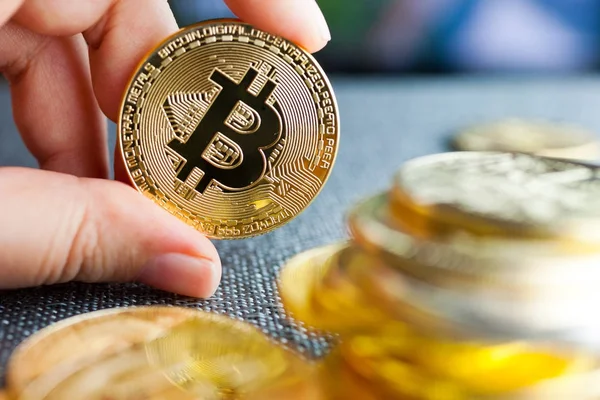 Virtual cryptocurrency - financial technology and internet money - economist hand holding a Bitcoin, BTC — Stock Photo, Image