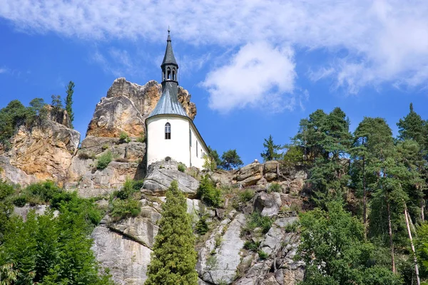 Ruins of gothic castle Pantheon - Vranov in Mala Skala village from 14th cent., Bohemian Paradise region, Czech Republic — Stock Photo, Image