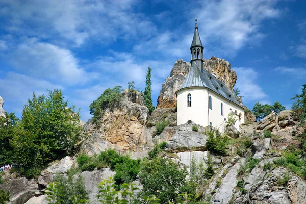 Ruinas del castillo gótico Panteón - Vranov en Mala Skala pueblo desde el siglo XIV., Bohemia región del Paraíso, República Checa — Foto de Stock