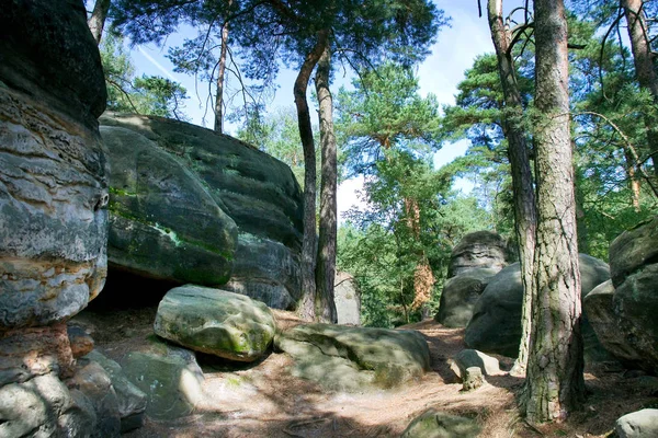 Città rocciosa Chleviste nella foresta, picco Sokol (Falcon), regione Paradiso Boemo, Repubblica Ceca — Foto Stock