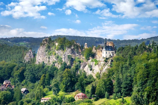 Ruinas del castillo gótico Panteón - Vranov en Mala Skala pueblo desde el siglo XIV., Bohemia región del Paraíso, República Checa — Foto de Stock