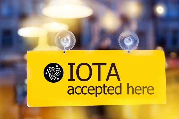 Dinero virtual criptomoneda IOTA - Iota (MIOTA) moneda aceptada aquí - signo en la puerta de cristal — Foto de Stock