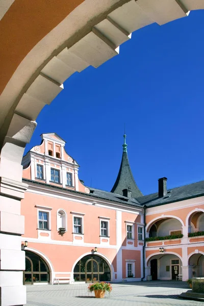 Centro histórico con la iglesia de San Jacob en la ciudad de Sokolov, Bohemia Occidental, República Checa. Población protegida . — Foto de Stock
