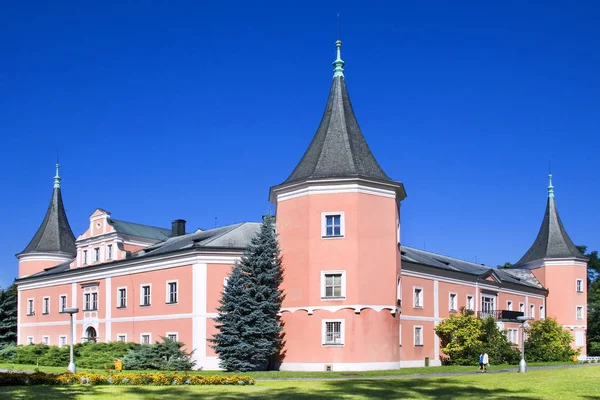 Castello classicista in città Sokolov, Boemia occidentale, Repubblica Ceca — Foto Stock