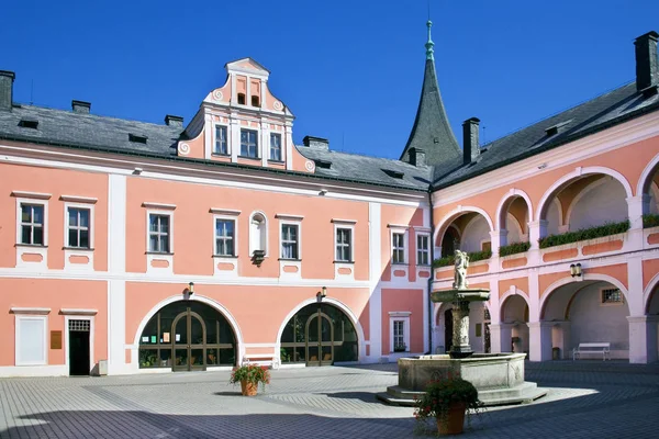 Château classique dans la ville Sokolov, Bohême occidentale, République tchèque — Photo