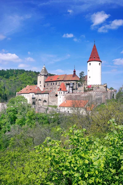 Château royal gothique médiéval avec remparts Krivoklat près de Rakovnik, Bohême centrale, République tchèque. Repère culturel national . — Photo