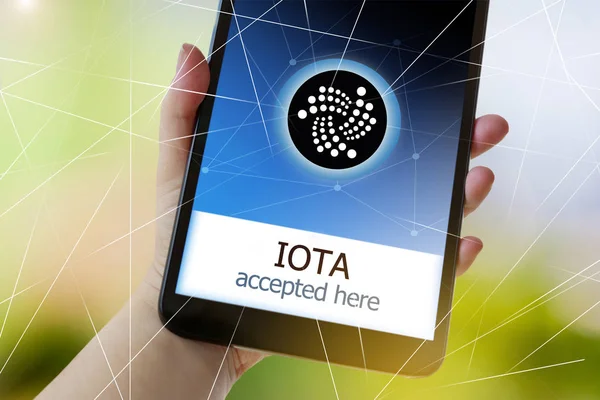 Virtuelle penge cryptocurrency på skærmen smartphone i en hånd - IOTA accepteret her - Stock-foto