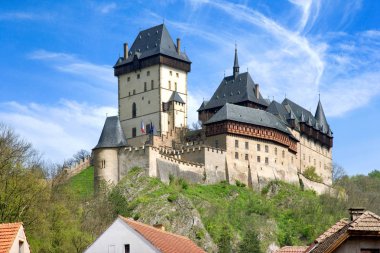 Ortaçağ Gotik Kraliyet Kalesi ramparts Karlstejn yakınındaki Prag, Merkezi Bohemia region, Çek Cumhuriyeti ile. Kültürel tarihi bölge.