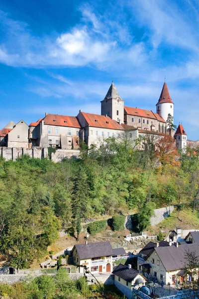 Середньовічні готичний Королівський замок з валами Krivoklat поблизу Rakovnik, Центральна Богемії регіону, Чеська Республіка. Національні культурні Орієнтир. — стокове фото