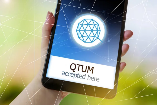 Criptomoneda dinero virtual en la pantalla del teléfono inteligente en una mano - QTUM aceptado aquí — Foto de Stock