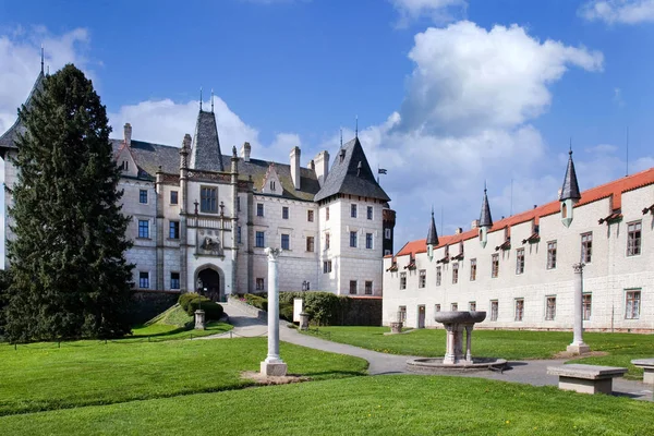 Renascimento castelo Zleby perto da cidade Caslav, região central da Boêmia, República Checa — Fotografia de Stock