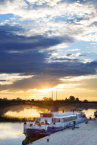 Mañana de verano amanecer en el terraplén del río Moldau, Praga (UNESCO), República Checa — Foto de Stock
