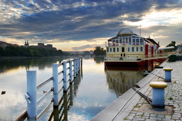 Mañana de verano amanecer en el terraplén del río Moldau, Praga (UNESCO), República Checa —  Fotos de Stock