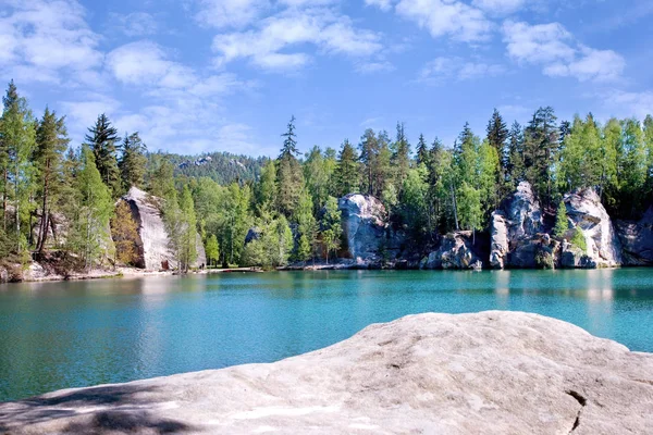 Adrspach rock stad en quarry lake - nationaal park van Adrspach - Teplice kalksteen rotsen, Oost Bohemen, Tsjechië — Stockfoto