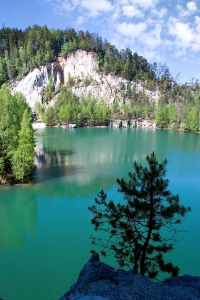 Calcário Cidade de rocha de Adrspach e lago de pedreira - Parque nacional de Adrspach - Rochas Teplice, Boêmia Oriental, República Checa — Fotografia de Stock