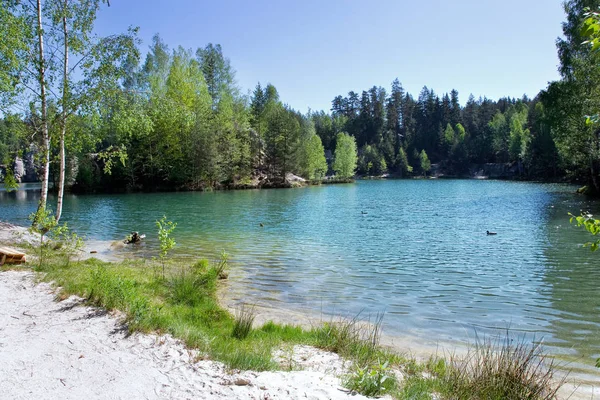 Calcário Cidade de rocha de Adrspach e lago de pedreira - Parque nacional de Adrspach - Rochas Teplice, Boêmia Oriental, República Checa — Fotografia de Stock