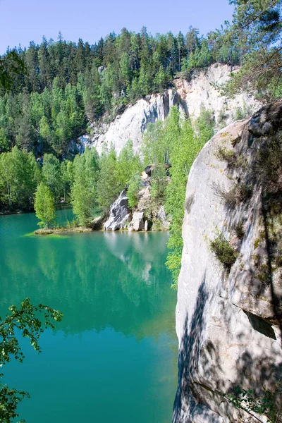 Piedra caliza ciudad de roca de Adrspach y lago de cantera - Parque Nacional de Adrspach - rocas de Teplice, Bohemia Oriental, República Checa — Foto de Stock