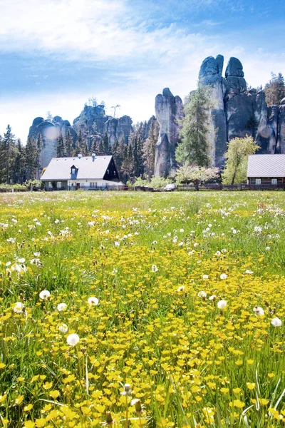 Piedra caliza ciudad de roca de Adrspach - Parque Nacional de Adrspach - rocas de Teplice, Bohemia Oriental, República Checa —  Fotos de Stock