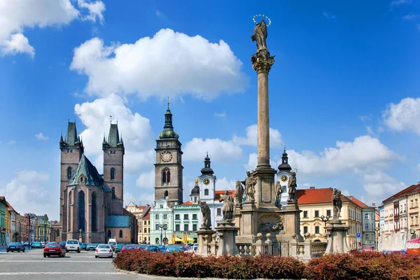 Famosa gran plaza con torre blanca, ayuntamiento, iglesia gótica del Espíritu Santo, ciudad histórica Hradec Kralove, República Checa — Foto de Stock