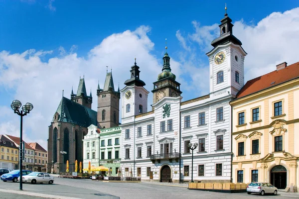Famosa gran plaza con torre blanca, ayuntamiento, iglesia gótica del Espíritu Santo, ciudad histórica Hradec Kralove, República Checa —  Fotos de Stock