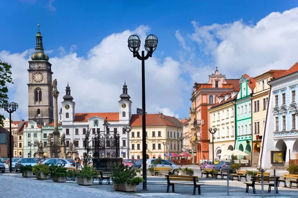 Famosa Grande praça com torre branca, prefeitura, Igreja gótica do Espírito Santo, cidade histórica Hradec Kralove, República Checa — Fotografia de Stock