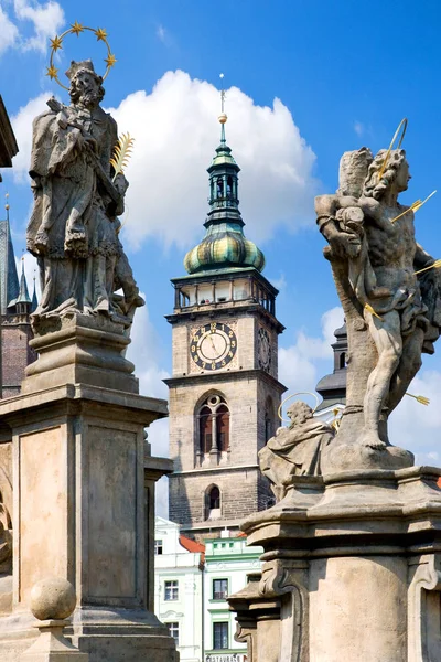 Beroemde grote plein met witte toren, stadhuis, gotische kerk van de Heilige Geest, historische stad Hradec Kralove, Tsjechië — Stockfoto